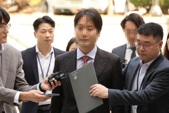 '200억대 사기대출'과 관련한 혐의를 받는 광덕안정 대표와 재무담당 이사가 15일 서울 서초구 서울중앙지방법원에서 열린 영장실질심사에 출석하고 있다.   연합뉴스